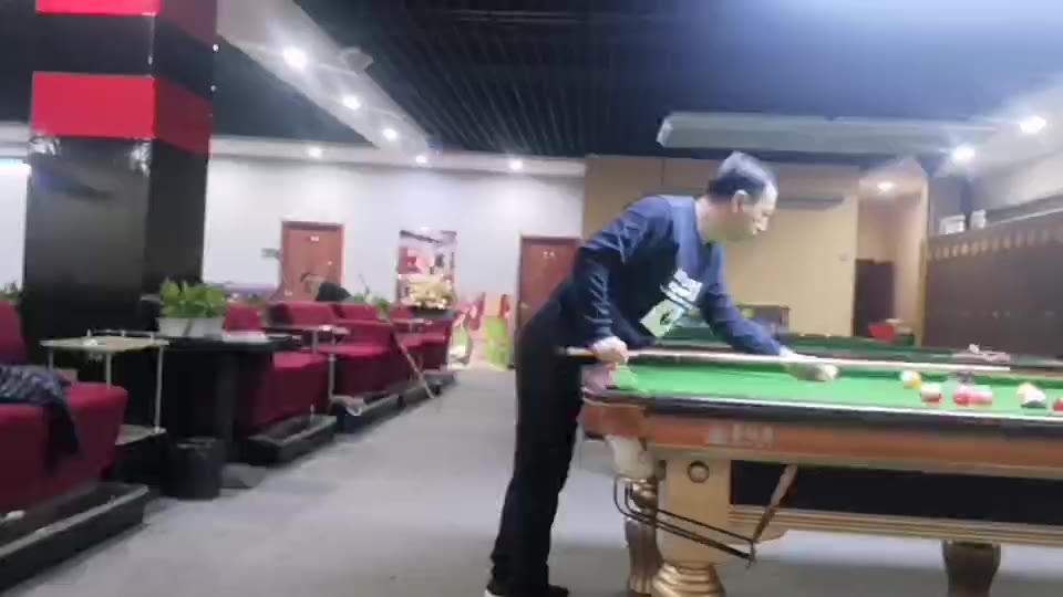 感觉视线不知哪里稍有问题 。出杆瞬间右手有点向外，杆头左偏，带左塞，没找到原因。