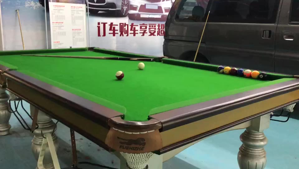 老师好，上个课程的课后作业您说到我这边大臂下沉，容易出杆不直，这个问题在训练中怎么改正，是不是后手太高了，还是握杆位置太靠前，我现在这个姿势总感觉哪里有点别扭，比较纠结的地方在握杆和运杆环节，您说的实握和虚握，在运杆中手指慢慢松开的这个细节总是体会不流畅，特别是在小臂做钟摆运动时，在出杆时的前停环节，节奏就乱了，变成了僵硬的动作，不能放松击球，导致出杆的稳定性不强，有些长台打不进，也不敢发力，发力就变形，您的每次课后作业点评都给我带来很大的帮助，希望老师给予指导，我好改进练习