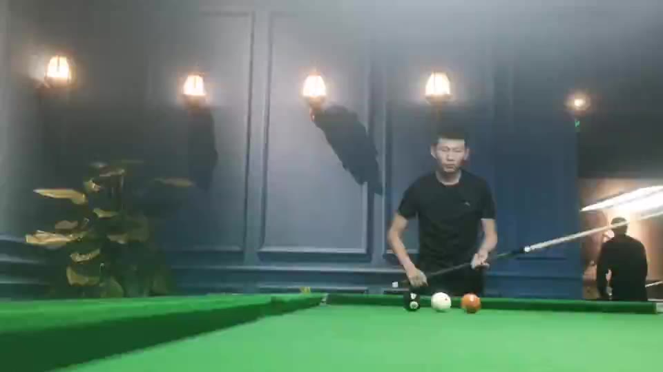 之前瞎玩过几年，最近一段时间开始跟着新锐视频练，刻意的在意击球姿势了，反倒越打越别扭，出杆很不顺，手臂甚至开始内拐，以前还很直，现在也找不到以前击球顺畅的感觉了。之前出杆带左塞非常严重，现在练的稍微好一些了，击球的一瞬间，手腕总是要外翻一下。希望老师能多提些建议，感谢！