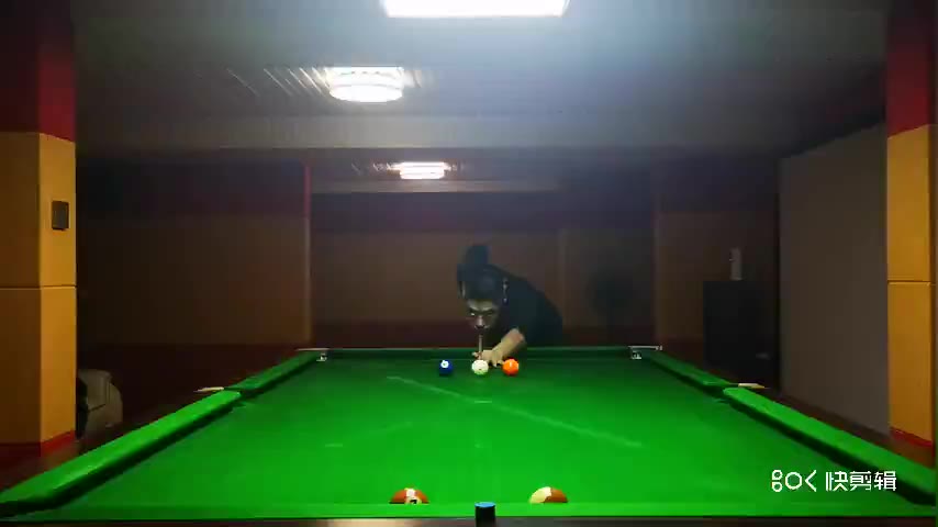 1：中力推白球后手出杆明显不直，经常右拐，动作是否有问题，需要改进哪里呢？
2：对角线直球大力感觉比小力准一些，但是出杆感觉有外拐，大臂下沉的是否太多了呢？
3：如何练习可以让出杆更直更稳定呢，非常苦恼，不知道哪个环节出问题了！
4：希望教练看到作业，挑出问题，自己好加强练习，谢谢！