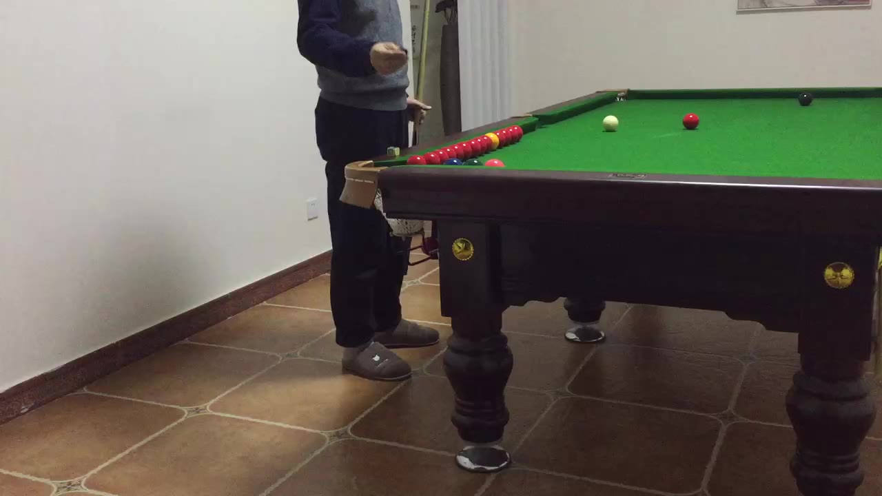 初级中杆走位 母球撞底库后总是走不上来，自己分析原因：抓杆发力不通透、房间宽度不够影响发力、撞击点不准。请老师指点，谢谢！