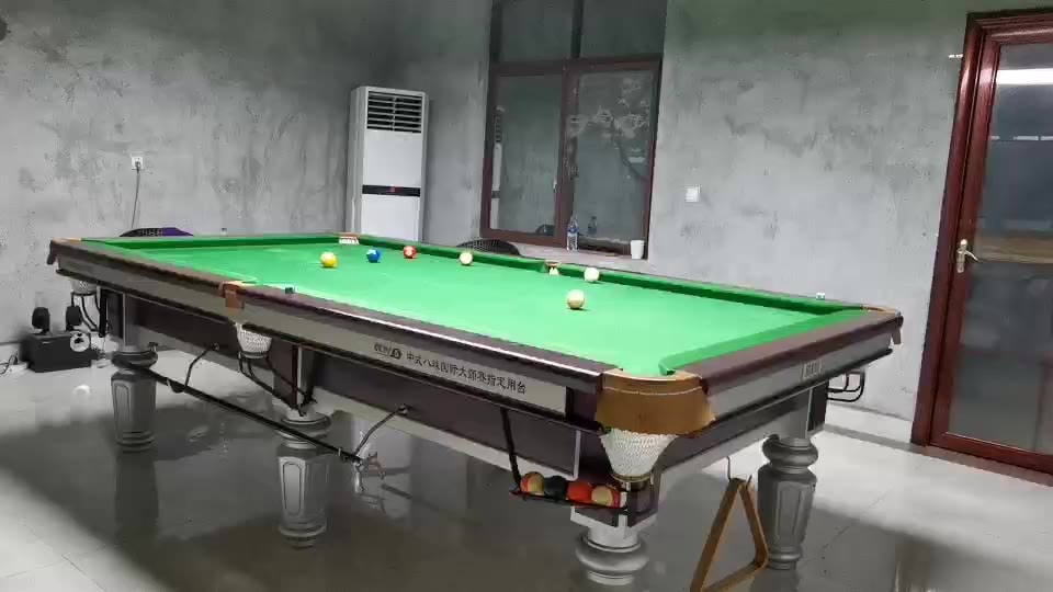 半台的母球贴库还有很有把握的，但若改成长台，准度就下降明显了，当然，从另一个角度来说，是因为母位走位严重失误所致。母球贴库挺影响发力和控力，手上抓杆明显，力一虚就丢了。