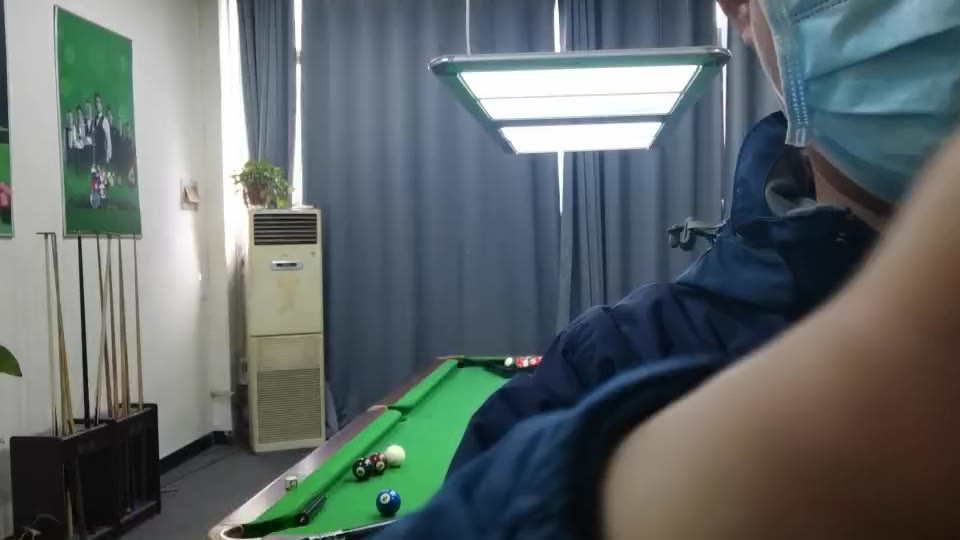 自己感觉拿杆太靠前了，往后拿打长球，短球拿前面。