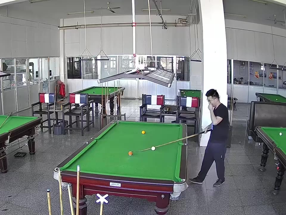 不会吃库走位，球打出去像登杆一样，没有速度，只会中低杆不吃库，白球控制能力很差。