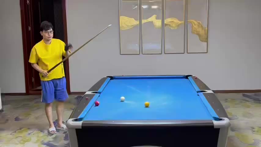 麻烦教练点评，谢谢。双下的球老是打不好，近距离的低杆也经常打飞了，杆尾还是高了？