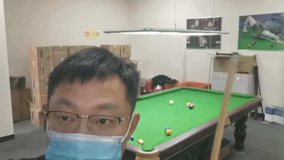 轻打还可以，发力就碰上角弹出来