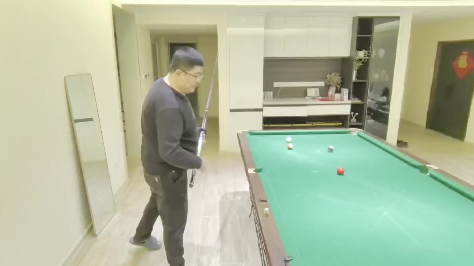 打五分点的时候，容易右偏，应该是入位偏左，自己看手腕有点外翻，不知道怎么调，感觉入位是在击球线上，但是打完目标球右偏，是否我肚子大，踩位置稍微再调整一下，或者再转胯上怎么调整？请老师指导。