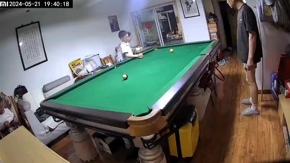 双六分击球练习的一个难点，可能因为身高不够（目前140cm），有些靠着中间的白球（要求的标准走位点附近）需要踮脚或者架杆很影响准度，这个球形练习进步不明显。另，低杆发力后身体很难定住。