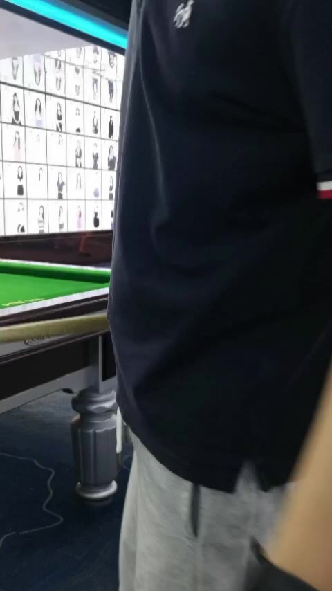 教练，我大臂向外拐，要怎么调整呢？主动收起来就感觉别扭，打球的时候不自觉就会外拐了，是站姿哪里的问题么？